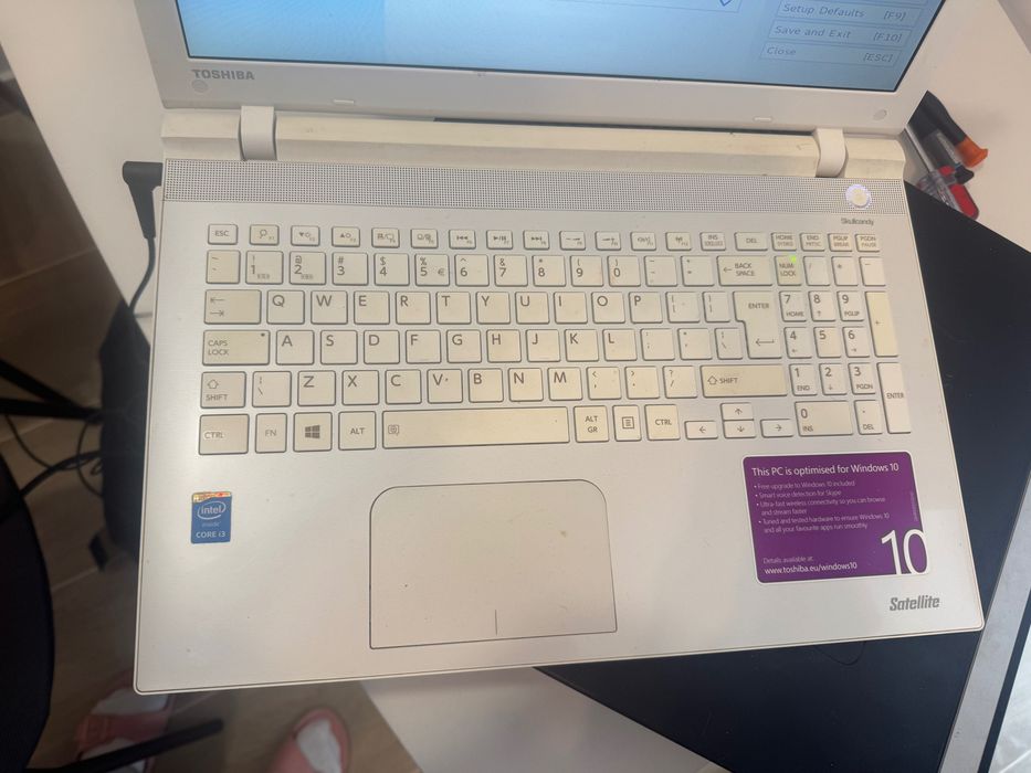 Vând laptop Toshiba + unitate PC, ambele în stare foarte bună de funcționare.