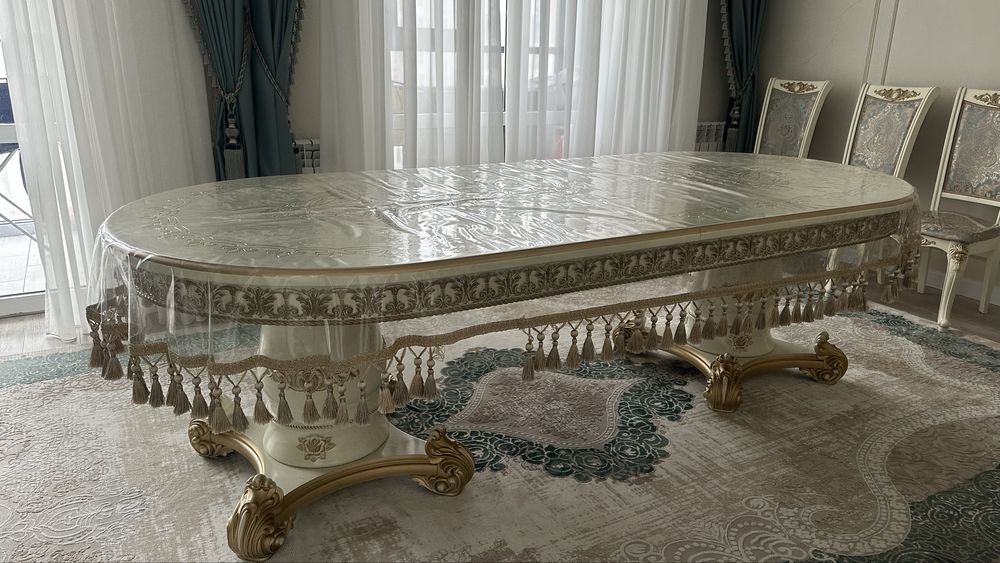 Стол и стулья для гостиной