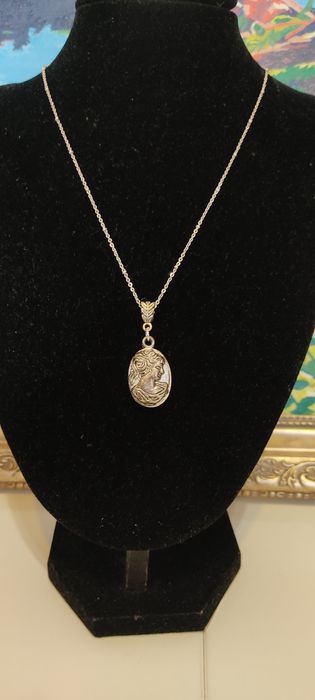 Колье с кулоном сердце.