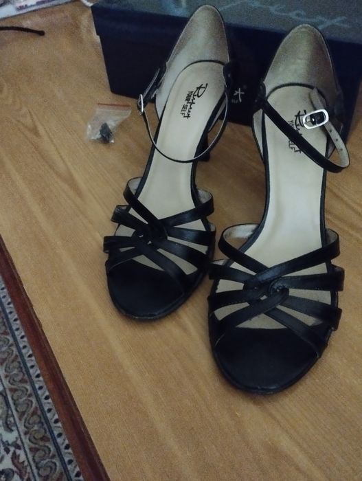 Продам женские босаножки