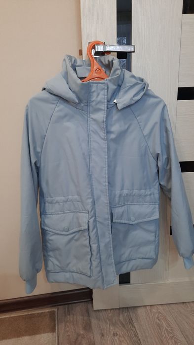 Продам демисезонную куртку на девочку