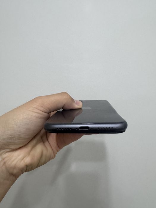 iPhone 11 64Gb выключается