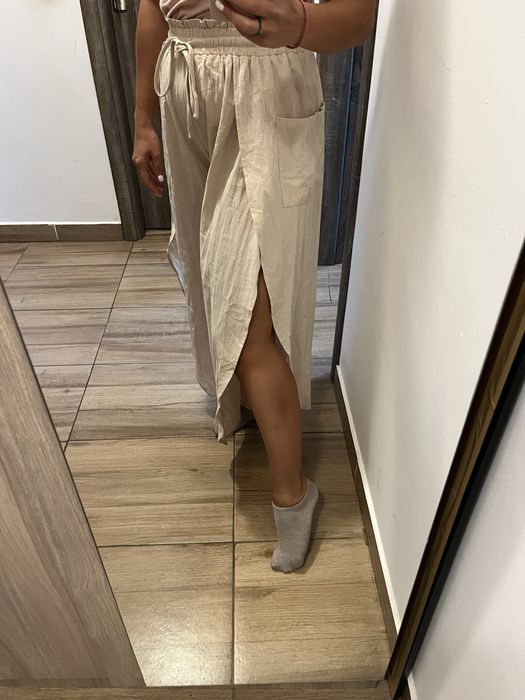 Pantaloni largi cu crăpătură și buzunare