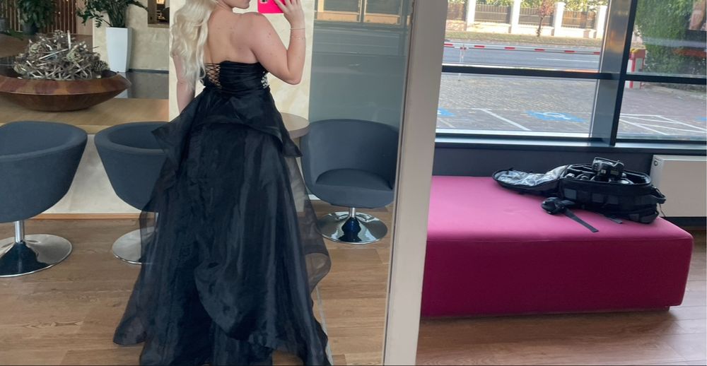 Rochie de seară elegantă, neagră, cu aplicații strălucitoare