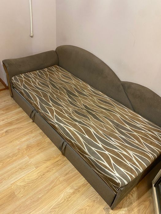 Диван со скрытными полками