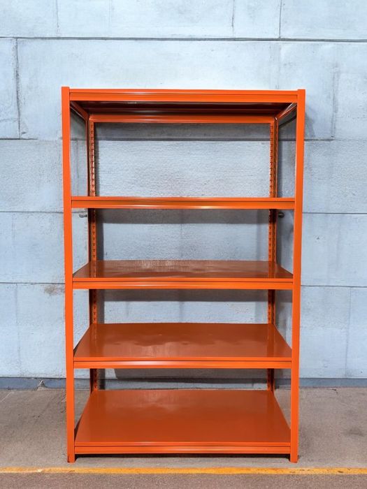 Метални стелажи с метални рафтове