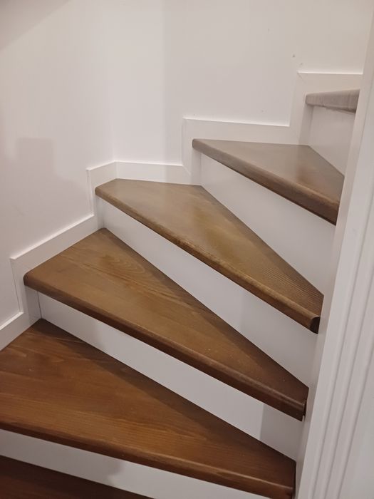 Scări din lemn masiv din stejar,frasin sau fag aburit ,cu montaj și tr