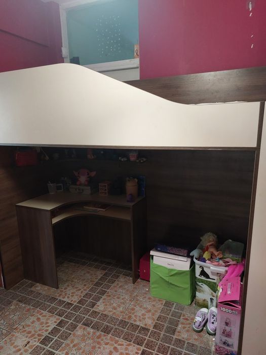 Двуетажно легло с бюро
