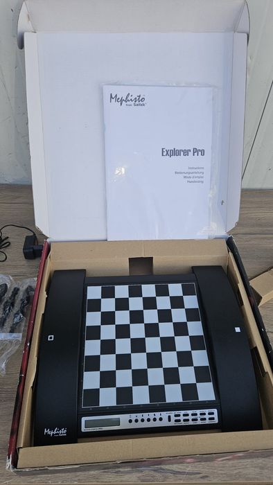 Șah electronic MEphisto Explorer Pro – Saitek – NOU