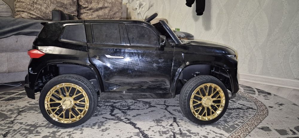 продам детскую машину BMW