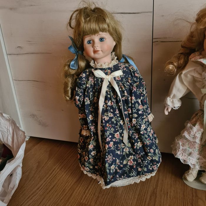 Vand două papusi superbe