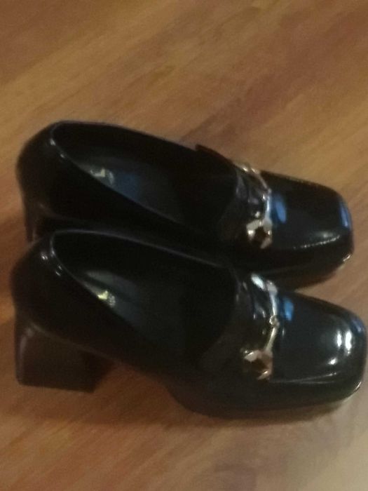 Продавам чисто нови обувки Lasocki от естествена кожа (лак), 39 номер