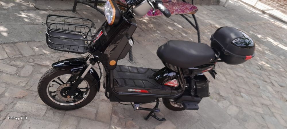 Скутер сотилади холати янги 3,4,кун минилган каска чехол зарядник  бор