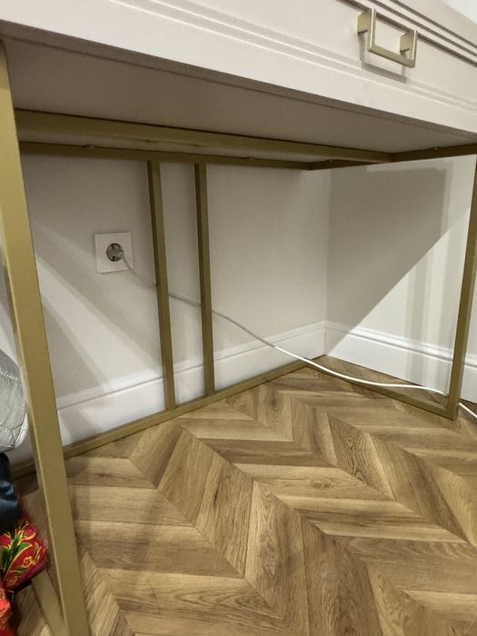 Туалетный стол с зеркалом