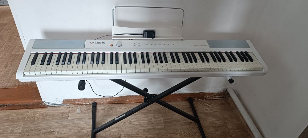 Продается синтезатор