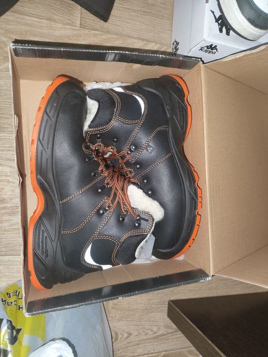 Продам обувь спец одежда новая 43 ,