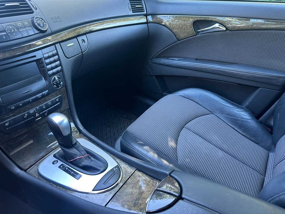 Лек автомобил Mercedes E-220