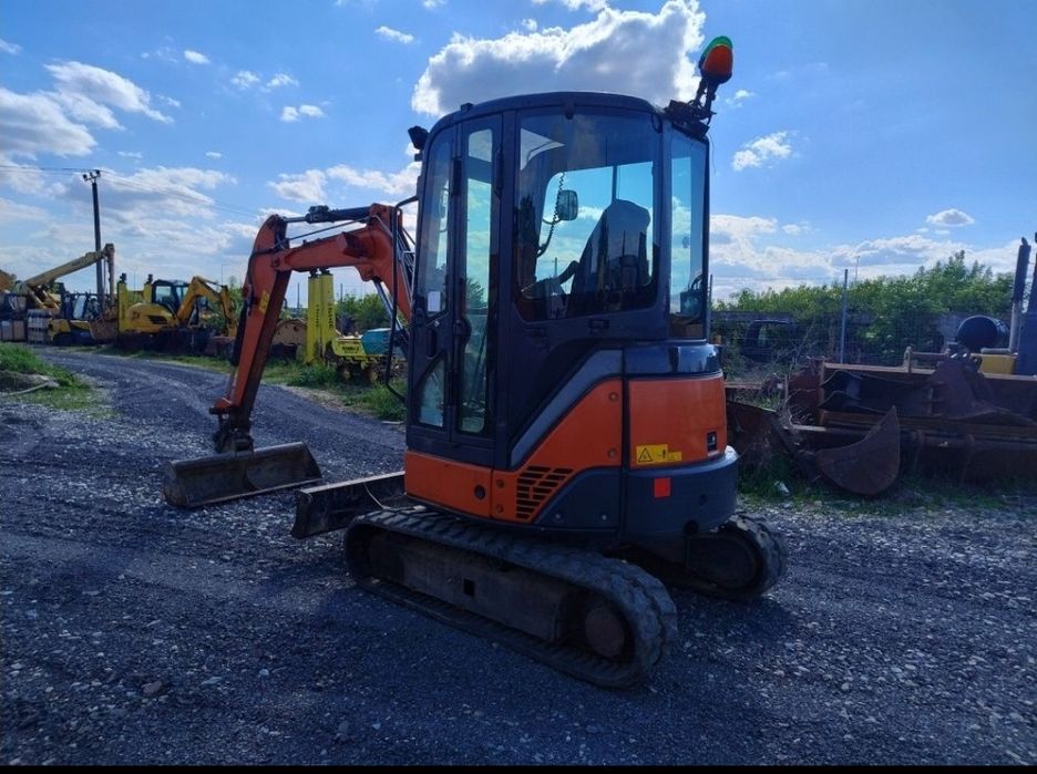 Vand/inchiriez miniexcavator Hitachi ZX29U 3 tone 2015