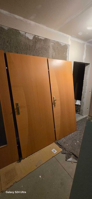 Vând 11 uși de interior din lemn, fără tocuri, stare bună.