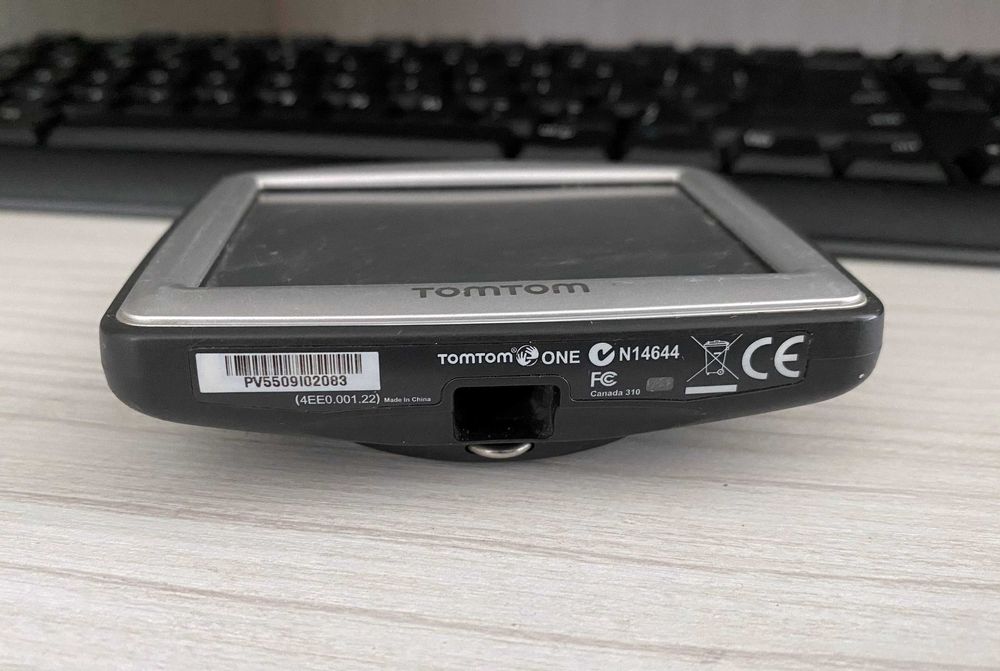 GPS TomTom One Model N14644 + bonus inca un GPS Shinelco