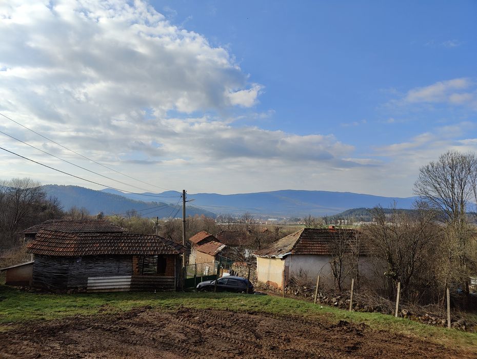 Парцел гр.Годеч 850кв.м