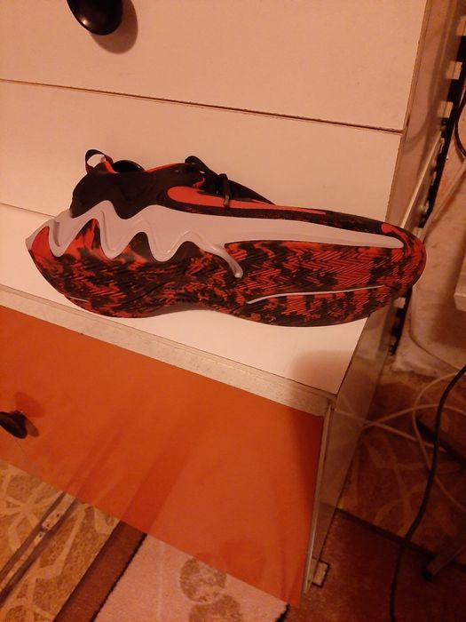 Продавам нови маратонки Nike  номер 45 закупени в Англиа