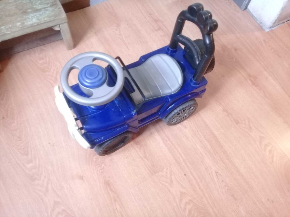 Небольшой детский джип, машинка для детей до 4-5 лет