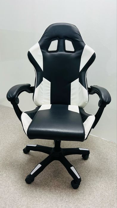 Игровое кресло чёрно белое