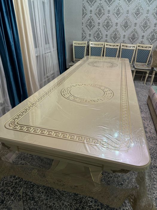 Гостинный стол..