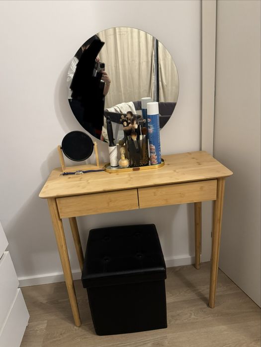 Vând măsuță de machiaj/toaletă cosmetică