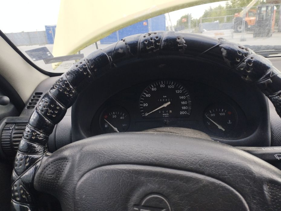 Продавам автомобила