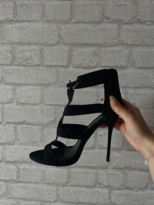 Високи токчета - чисто нови!