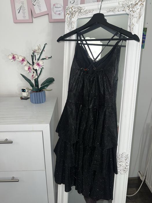 Черна бляскава рокля
