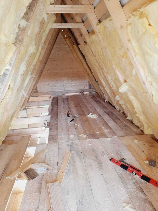 Casa si Cabana din structura de lemn in forma literei A la comanda