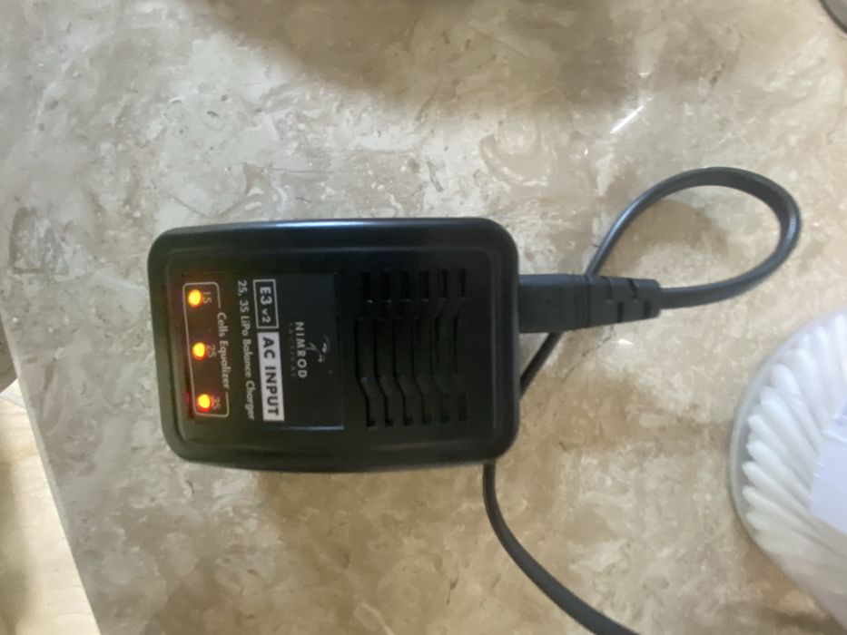 Vand  acumulator de incarcat bateri la m4