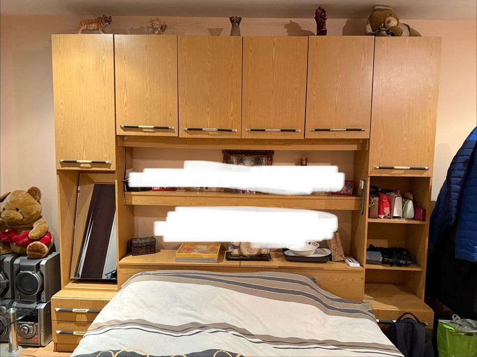 Спалня с шкафове и рафтове