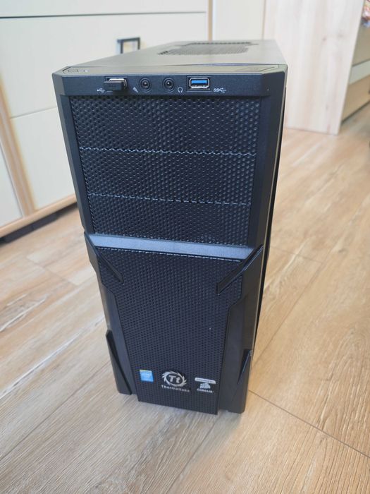 Компютър, работещ. Може и на части