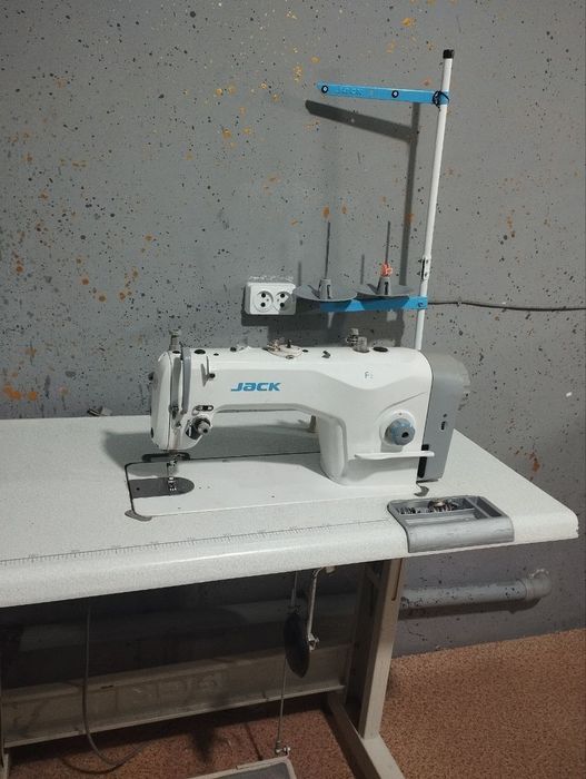 Kir yuvish mashinasi va tikuv mashinkasi sotiladi