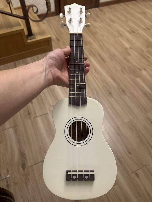 Продам гитару укулеле