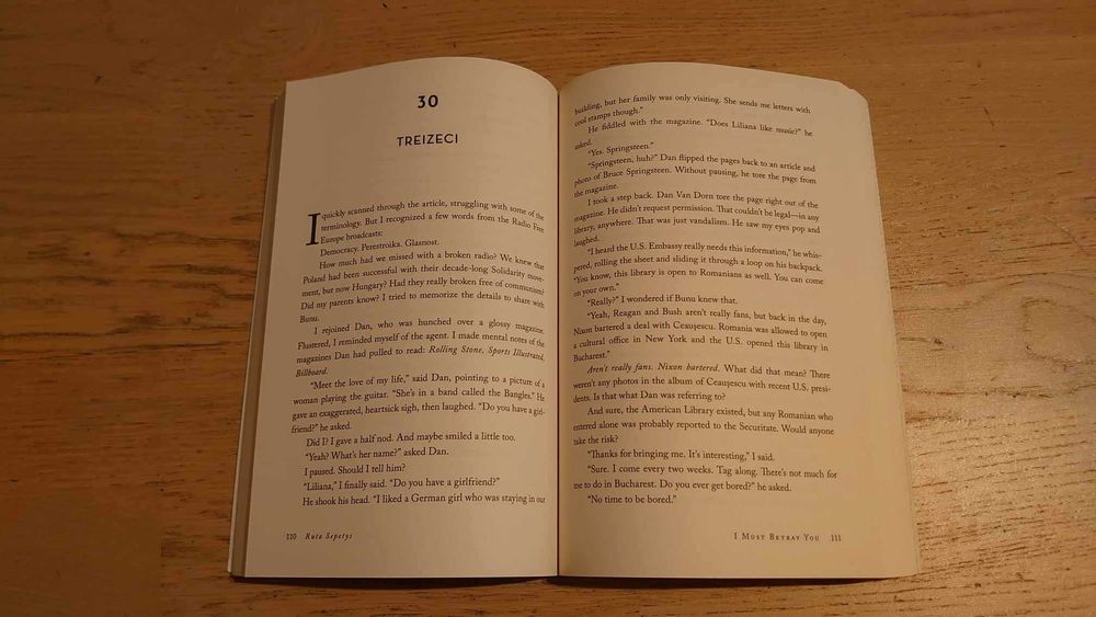 Carte lb engleza Revolutie 89 Ruta Sepetys I must betray you