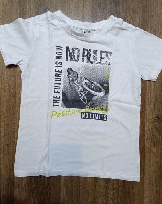 Черно спортно долнище и бяла тениска 128см.