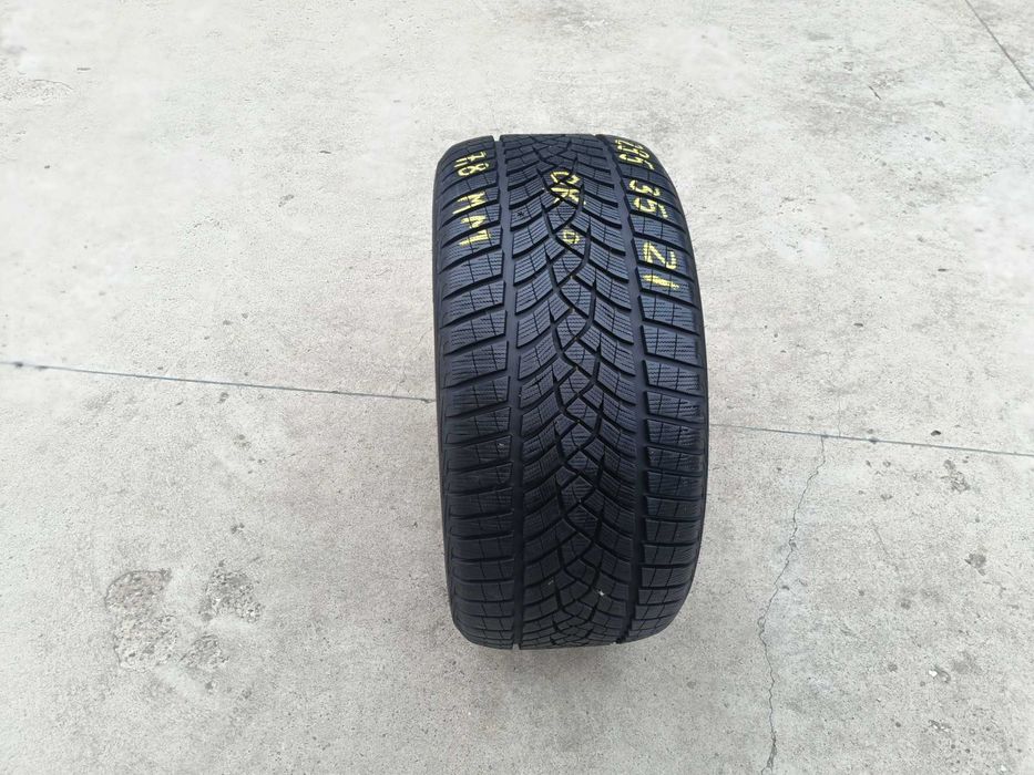 O anvelopa de iarna 295 35 21 Goodyear UltraGrip Performance 7,8 mm