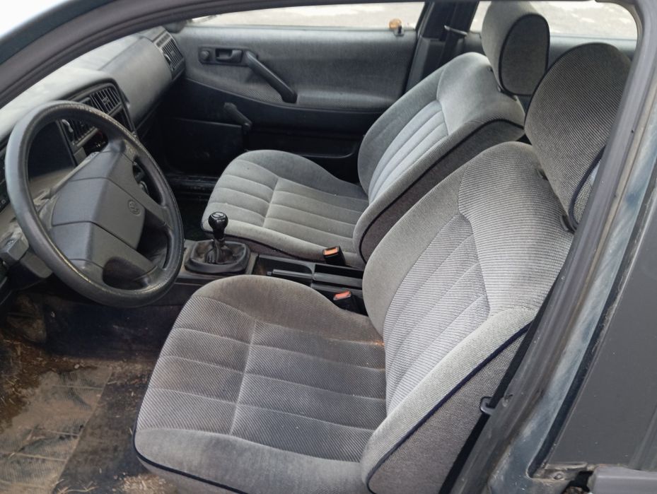 Продавам Пасат Б3 1.8 90 На Части