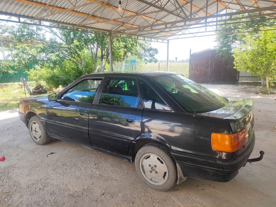 Автомобиль ауди 80