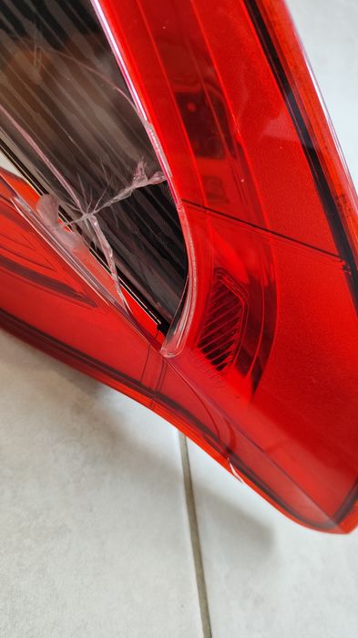 Ford S-Max Заден десен стоп (РАБОТЕЩ, ПУКНАТ, липсва малко парче)