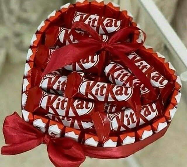 Realizez la comandă torturi din dulciuri ambalate
un cadou m