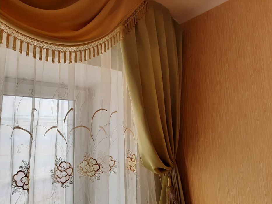 Продам комплект : шторы , ламбрикен , тюль