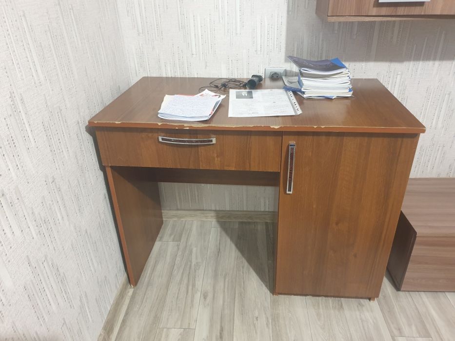Продам стол письменыйне дорого