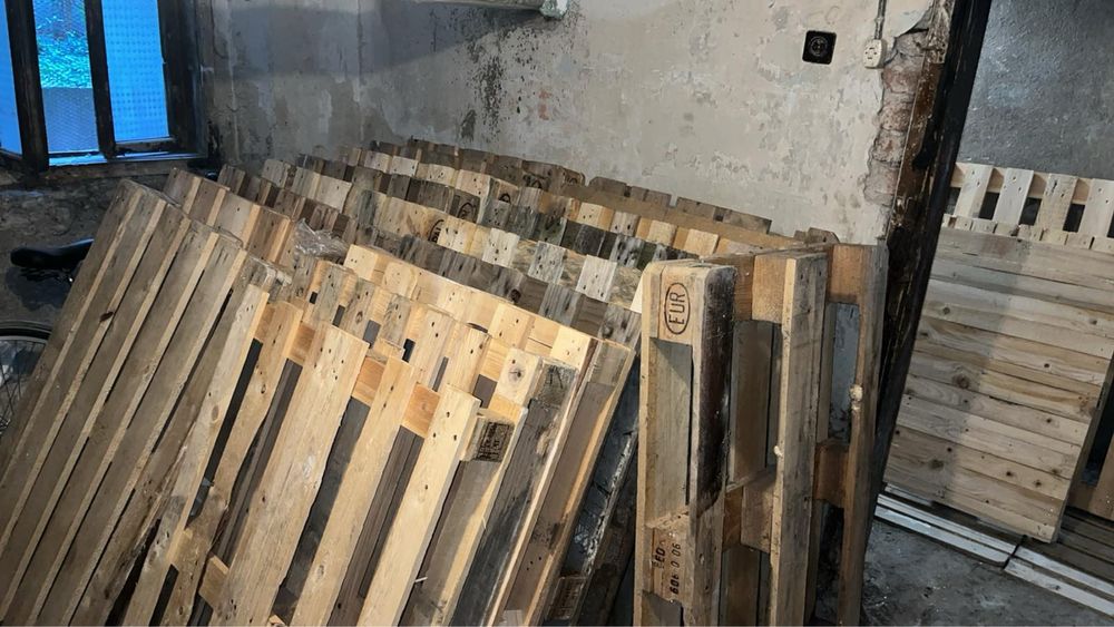 Продавам Палета и Скари