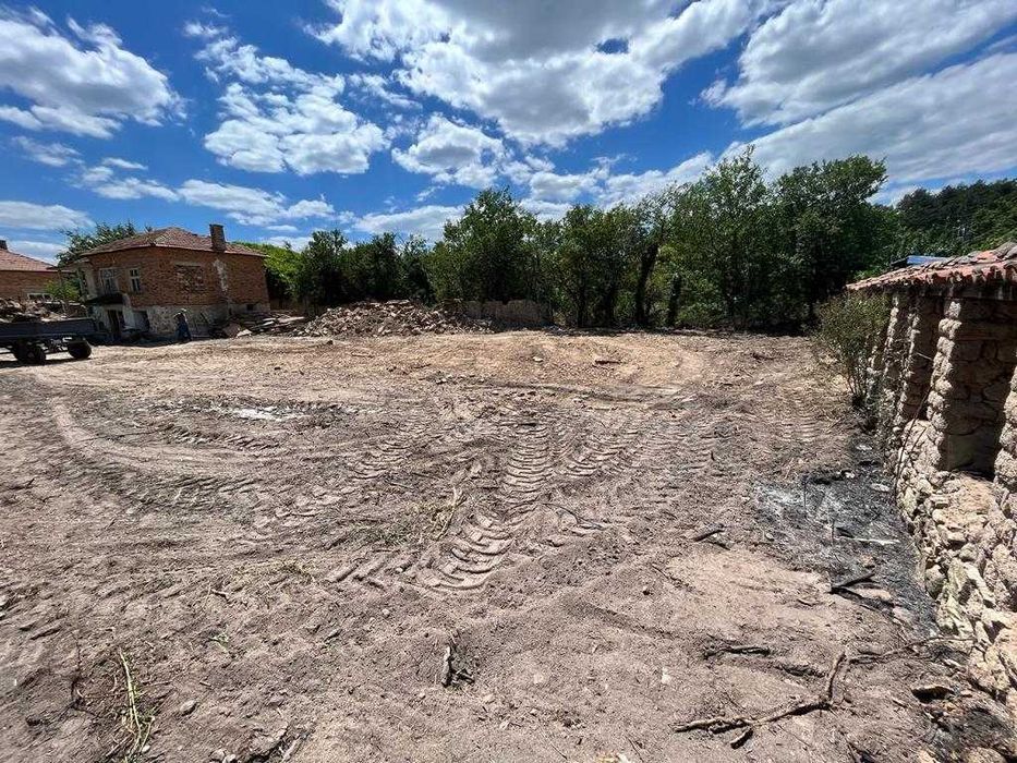 Продава се къща за основен ремонт в  село Каравелово